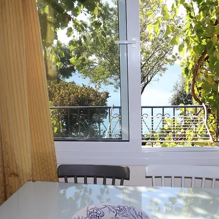 Seafront Grapevine Terrace Ελιά