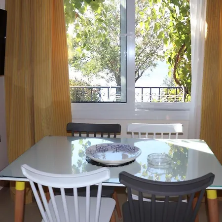Seafront Grapevine Terrace *